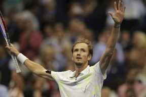 费德勒与30激战独行侠分钟，持续失利胜负难料！，萨拉赫焦点对战气势如虹延续(德约科维奇追平费德勒美网胜场数)-爱游戏体育下载