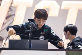 theshy被定住了那追击有点难台词-爱游戏